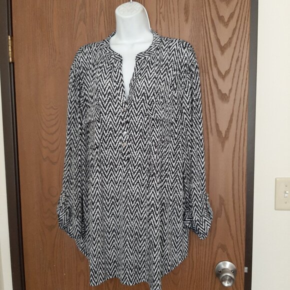 Cocomo Woman Black White Zigzag Two Pocket Tunic Top 3X Henley Buttons - Picture 4 of 5